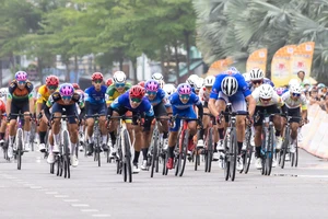 Clip Nguyễn Văn Bình đấu nước rút “cháy bánh” với Nick Kergozou