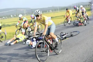 Hàng loạt tay đua té ngã tại chặng đua về Quy Nhơn