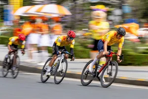 Chặng đua tốc độ kỷ lục “cuốn phăng” ngoại binh Johnny Hoogerland khỏi tốp 3