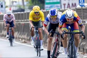 Clip Kỳ lạ áo vàng chờ đối thủ cạnh tranh cùng nhập tốp