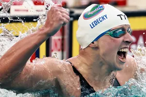 Kỷ lục bơi thế giới gần một thập niên bị Ledecky xô đổ