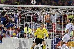 Messi bất ngờ chọn pha đốt lưới Manchester United