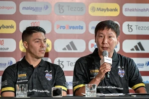 Huấn luyện viên Kim Sang Sik bị “chiếu bí”