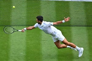 Djokovic tạo cột mốc 100 trận thắng, ĐKVĐ Wimbledon gục ngã