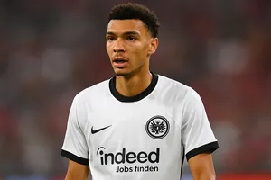 Liverpool vượt mặt Man United và Newcastle