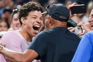 Ben Shelton lần thứ 3 nâng cúp vô địch ATP