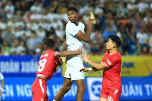 Truyền thông nhắc tên cầu thủ cao nhất thế giới của Thép Xanh Nam Định