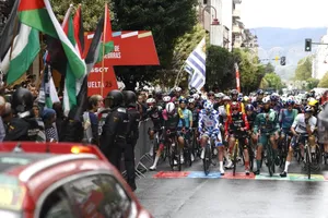 Grand Tour xe đạp điêu đứng vì đoàn người biểu tình