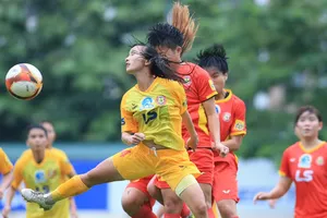 Đương kim vô địch thắng giòn giã, lấy lại ngôi đầu