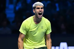 Alcaraz vượt mặt Sinner kết thúc năm với vị trí số 1