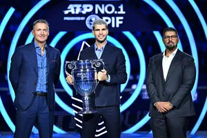 Alcaraz nâng cúp số 1 thế giới, Auger-Aliassime gây bất ngờ