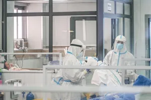 Hà Nội: Bệnh nhân COVID-19 nặng phải thở oxy tăng cao