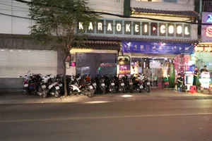 Video: Quán bar, karaoke ở TP.HCM đông khách ngày đầu mở lại 