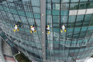 Video: ‘Người nhện’ đu mình lau kính Toà nhà Trung tâm hành chính Đà Nẵng