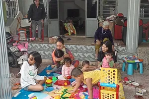 Video: Lo lắng dịch bệnh, công nhân ở Đà Nẵng không về quê ăn Tết