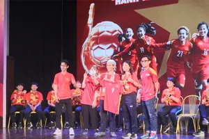 Video: Người hâm mộ TP.HCM phấn khởi giao lưu với đội tuyển nữ Việt Nam