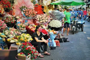 Video: Thị trường hoa Valentine ế ẩm, tiểu thương ‘dài cổ’ ngóng khách