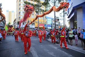 Video: Hàng ngàn người đón xem diễu hành đường phố mừng Tết Nguyên tiêu 2022
