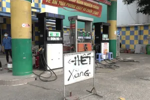 Video: Kiểm tra đột xuất các cây xăng ở TP.HCM, nhiều nơi treo biển ‘hết xăng’