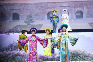 Video: Hơn 100 văn nghệ sĩ trình diễn khai mạc Lễ hội áo dài TP.HCM 2022