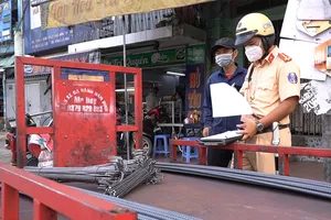 CSGT xử lý xe cồng kềnh, tài xế phân trần: ‘Có mỗi chiếc xe là cần câu cơm'