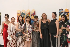 Video: Những tấm ván trượt được nghệ sĩ Pháp, Việt biến hóa thành nghệ thuật