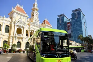 Video: Xe buýt điện đầu tiên tại TP.HCM