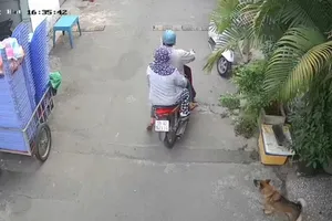 Video: Nữ sinh lớp 11 bị dàn cảnh trộm tài sản ở TP Thủ Đức 