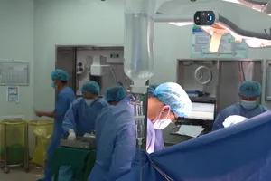 Video: Mổ cấp cứu cho một phụ nữ mang khối u nặng 5kg