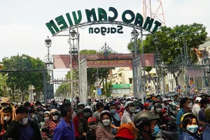 Video: Thảo Cầm Viên Sài Gòn đông nghịt người đi chơi lễ