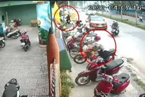 Video: Nhóm thanh niên lừa bảo vệ dàn cảnh trộm xe trước trường mầm non