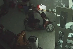 Video: Trộm đột nhập nhà dân lấy nhiều tài sản, sữa của em bé cũng mất