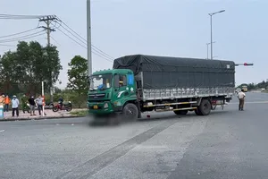 Video: Thương tâm bà chở cháu gái đi giao cá, bị xe tải cuốn vào gầm