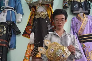 Video: Chàng trai trẻ đam mê phục dựng cổ phục Việt Nam