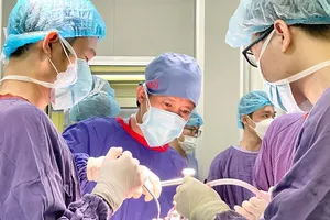 Hiếm gặp: Thay toàn bộ khớp gối hai bên trong 1 lần phẫu thuật