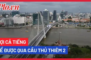 Video: Nhiều người dân đứng đợi hàng tiếng đồng hồ để được qua cầu Thủ Thiêm 2