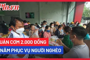 Video: Mua phần cơm 2.000 đồng được tặng mì tôm, gạo, dầu ăn