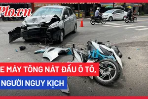 Video: Xe máy chạy tốc độ cao tông nát đầu ô tô, hai thanh niên nguy kịch