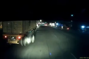 Video: Bánh xe container văng ra, va trúng hai người đi đường