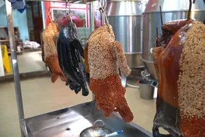 Video: Hấp dẫn với món vịt quay bóng đêm 