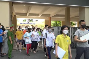 Video: Kết thúc môn Văn, thí sinh ở Hà Nội vui vẻ rời phòng thi