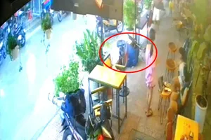 Video: Người đàn ông bị sét đánh chết khi đang bấm điện thoại trong quán cà phê