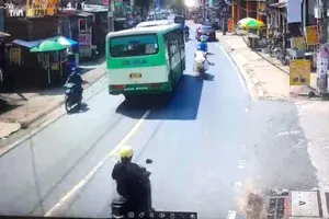 Video: Xe buýt lấn làn, va chạm nhiều xe máy trên đường