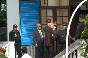 Video: Ông Lê Tùng Vân được dìu vào phòng xử vụ 'Tịnh thất Bồng Lai'