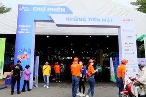 Video: Công nhân hào hứng tham gia ‘Chợ phiên không tiền mặt’ tại KCX Tân Thuận