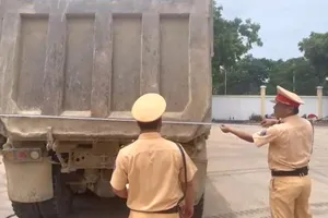 Video: Tháo, cắt thùng xe cơi nới để chở quá tải ở Bình Thuận