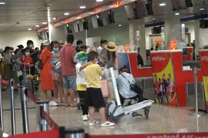 Video: Sân bay Tân Sơn Nhất vào cao điểm hè, đón hơn 100.000 lượt khách mỗi ngày