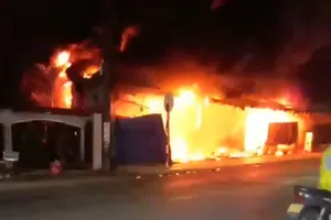 Video: Cháy dãy kiot trong khu chợ đêm ở Bình Dương