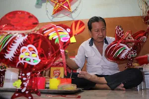 Video: Xóm làm lồng đèn truyền thống lớn nhất TP.HCM tất bật mùa Trung Thu