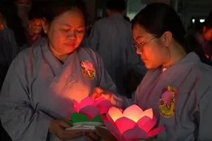 Video: Người dân TP.HCM thả hoa đăng cầu bình an ngày Vu Lan báo hiếu